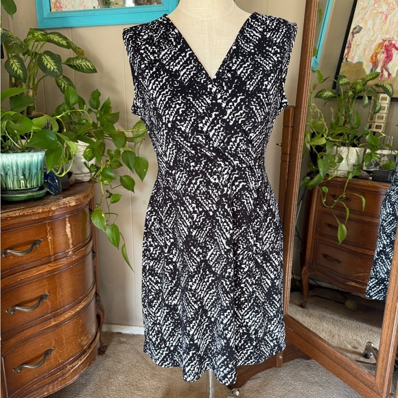 Apt. 9 Black and White Abstract print Faux Wrap Dress, size L - Picture 1 of 9